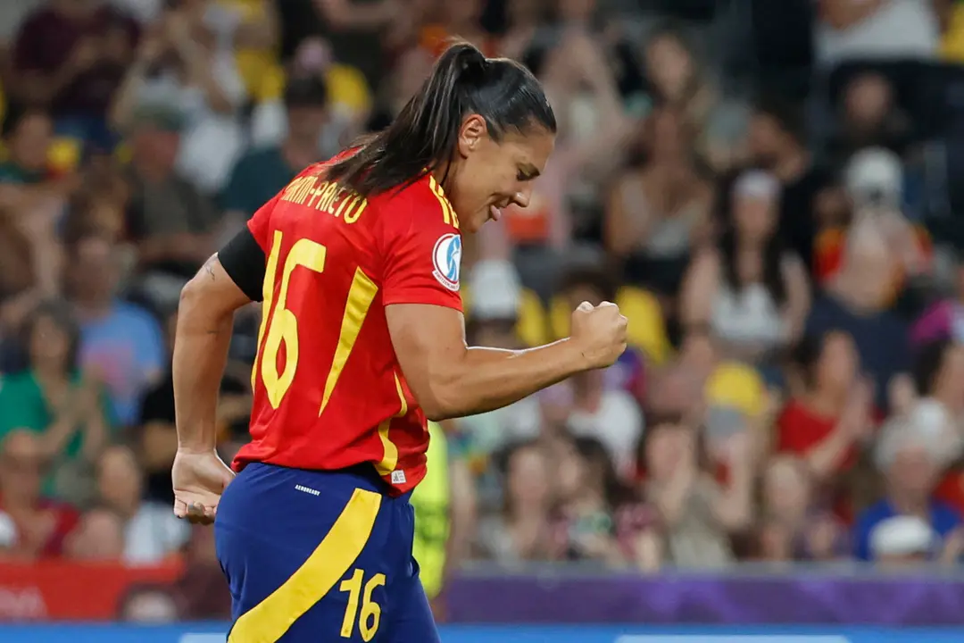 La delantera de la selecci&oacute;n espa&ntilde;ola Cristina Mart&iacute;n-Prieto celebra el quinto gol del combinado espa&ntilde;ol durante el partido del grupo B de la Eurocopa Femenina 2025, disputado hoy jueves entre Portugal y Espa&ntilde;a, en el Stade de Suisse en Berna. EFE/ Ana Escobar