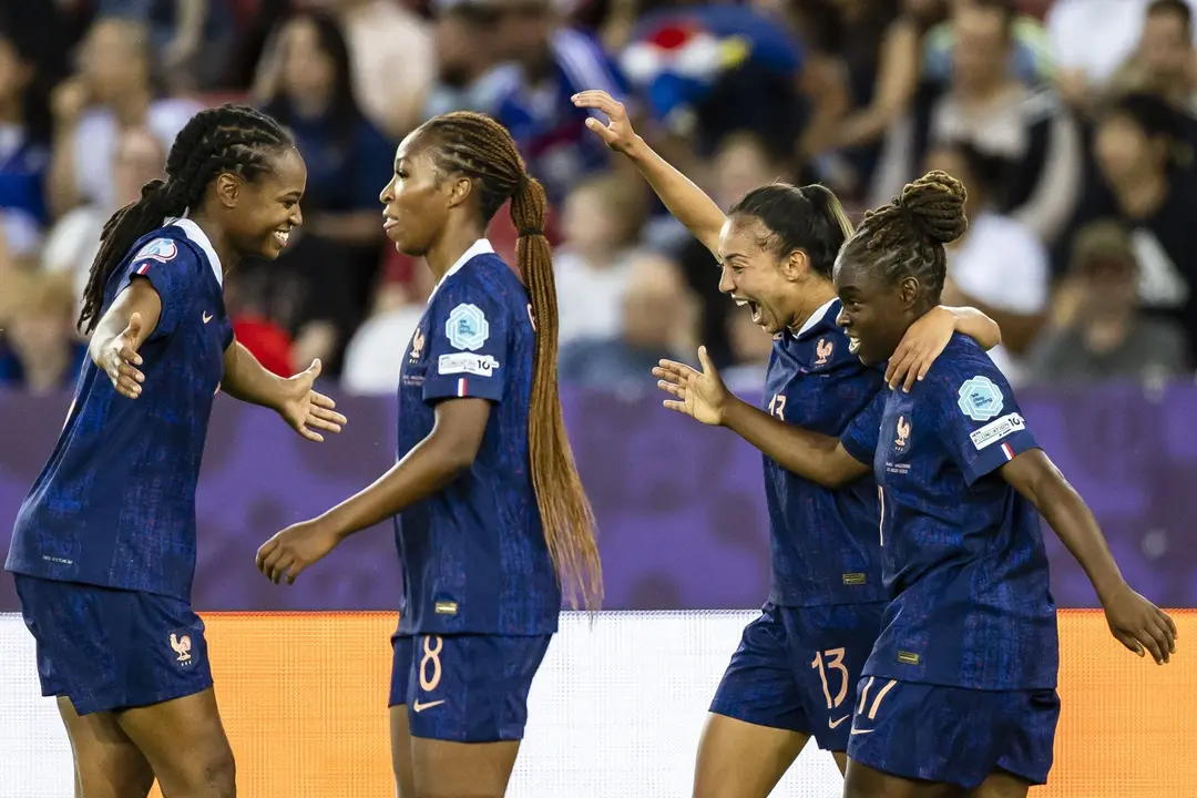 La francesa Sandy Baltimore (d) celebra con sus compa&ntilde;eras de equipo tras marcar el gol del 2-0 durante el partido de f&uacute;tbol de la fase de grupos de la Eurocopa Femenina de la UEFA 2025 entre Francia e Inglaterra en Z&uacute;rich, Suiza, 05 de julio de 2025. (Francia, Suiza) EFE/EPA/MICHAEL BUHOLZER EDITORIAL USE ONLY EDITORIAL USE ONLY
