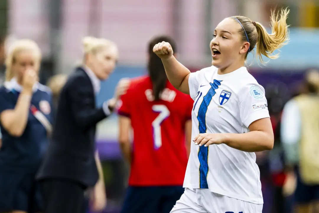 La finlandesa Oona Sevenius celebra el gol de su equipo ante Noruega en la Euocopa. EFE/EPA/JEAN-CHRISTOPHE BOTT