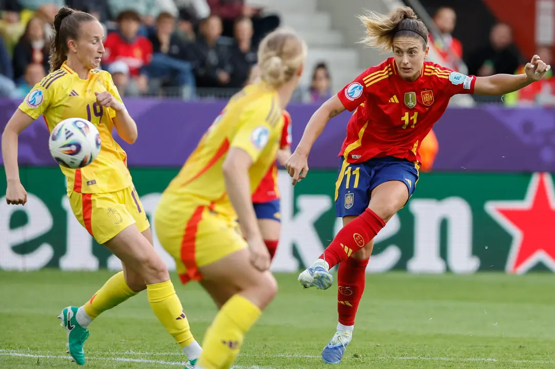 La centrocampista espa&ntilde;ola Alexia Putellas (d) tira a porter&iacute;a durante el partido de la segunda jornada de la fase de grupos de la Eurocopa 2025 entre la selecci&oacute;n de Espa&ntilde;a y la selecci&oacute;n de B&eacute;lgica, este lunes en el Stockhorn Arena en Thun, Suiza. EFE/ Ana Escobar