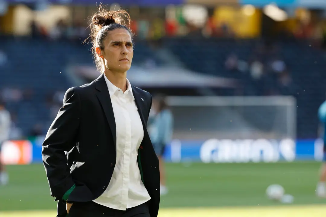 La seleccionadora espa&ntilde;ola, Montse Tom&eacute;, durante el reconocimiento al terreno de juego este viernes, previo al partido del Grupo B de la Eurocopa 2025 que disputan ante la selecci&oacute;n de Italia, en el Estadio Wankdorf, en Berna (Suiza). EFE/ Ana Escobar