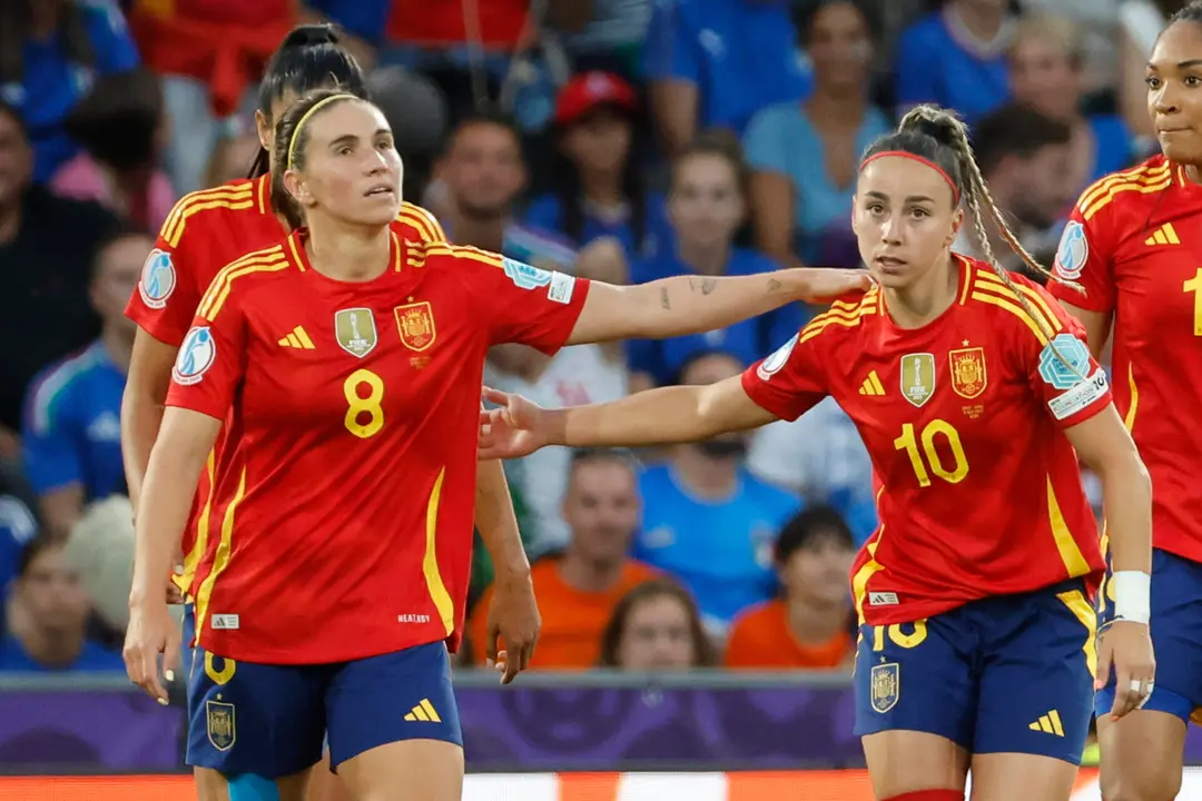 La delantera espa&ntilde;ola Athenea del Castillo (d) celebra tras anotar el gol del empate este viernes, durante el partido del Grupo B de la Eurocopa 2025 que disputan las selecciones de Italia y Espa&ntilde;a, en el Estadio Wankdorf, en Berna (Suiza). EFE/ Ana Escobar