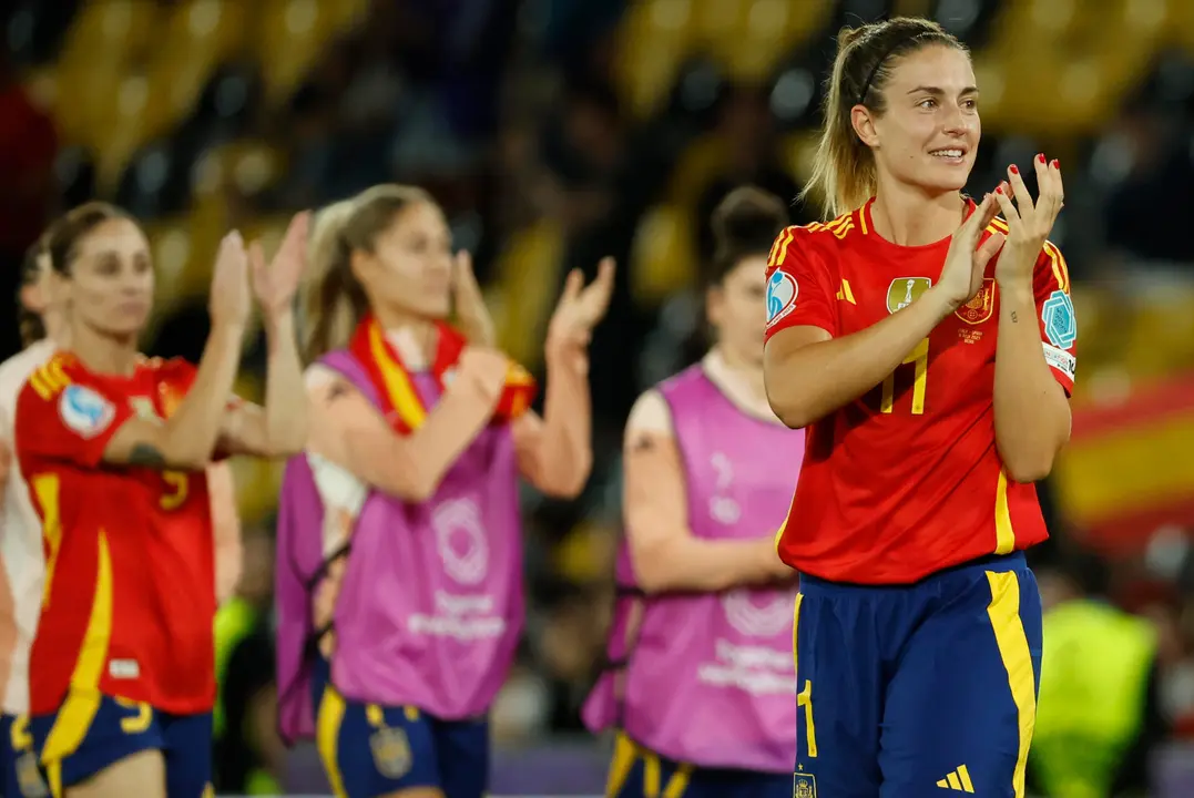 Las jugadoras de la selecci&oacute;n espa&ntilde;ola celebran su victoria sobre Italia a la finalizaci&oacute;n del partido de este viernes de la Eurocopa 2025. EFE/Ana Escobar