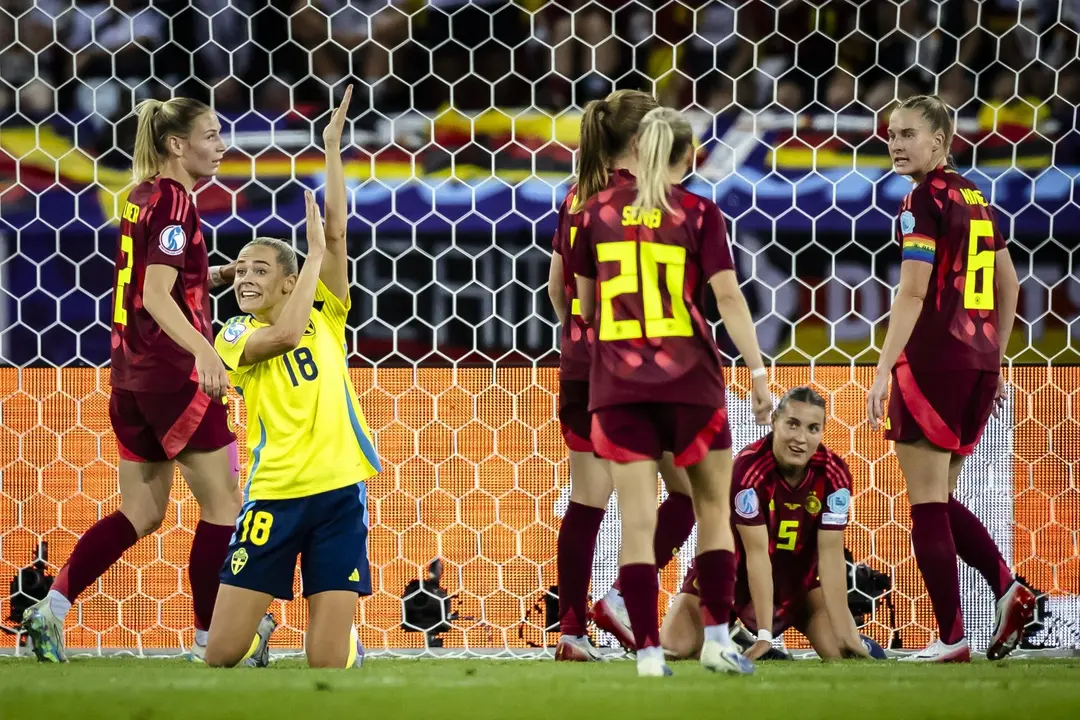 La jugadora sueca Fridolina Rolfo (2-I) reclama mano mientras las jugadoras alemanas se lamentan durante el partido de la Eurocopa femenina jugado en Z&uacute;rich, Suiza. EFE/EPA/MICHAEL BUHOLZER