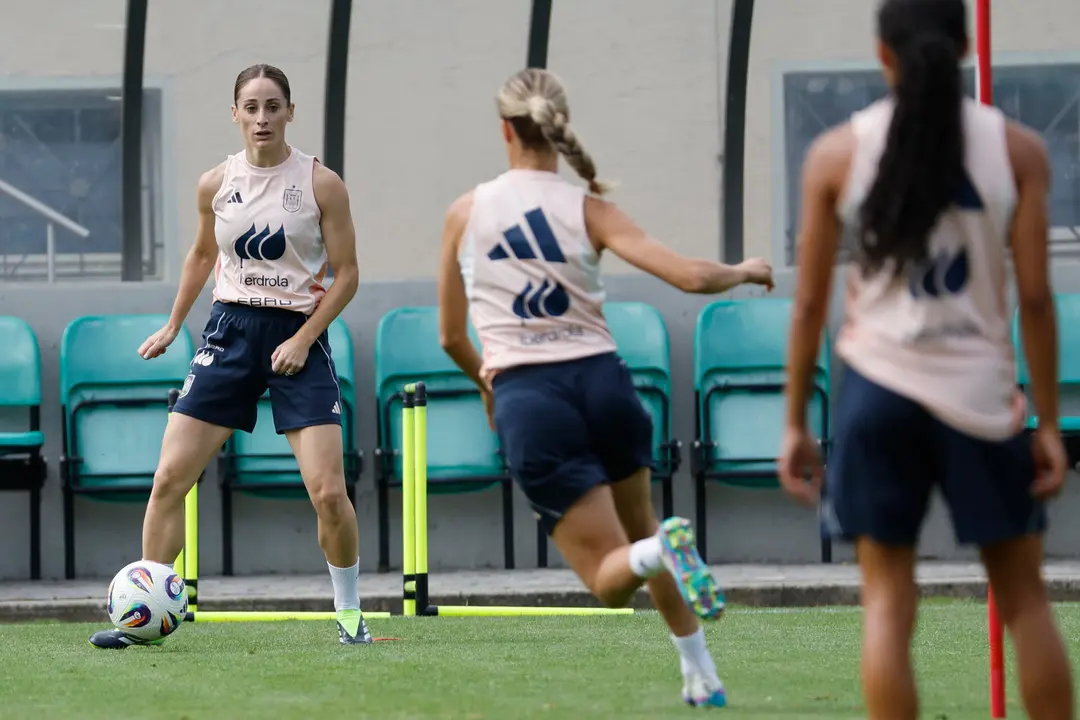La jugadora de la selecci&oacute;n espa&ntilde;ola de f&uacute;tbol Esther Gonz&aacute;lez durante el entrenamiento llevado a cabo este mi&eacute;rcoles en Lausana, para preparar el partido de cuartos de final de la Eurocopa que disputan contra la selecci&oacute;n de Suiza el pr&oacute;ximo viernes. EFE/ Ana Escobar