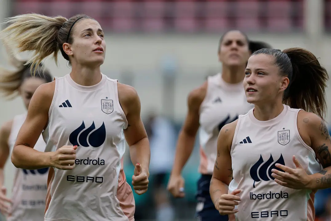 Las jugadoras de la selecci&oacute;n espa&ntilde;ola de f&uacute;tbol Alexia Putellas (i) y Claudia Pina durante el entrenamiento llevado a cabo este mi&eacute;rcoles en Lausana, para preparar el partido de cuartos de final de la Eurocopa que disputan contra la selecci&oacute;n de Suiza el pr&oacute;ximo viernes. EFE/ Ana Escobar