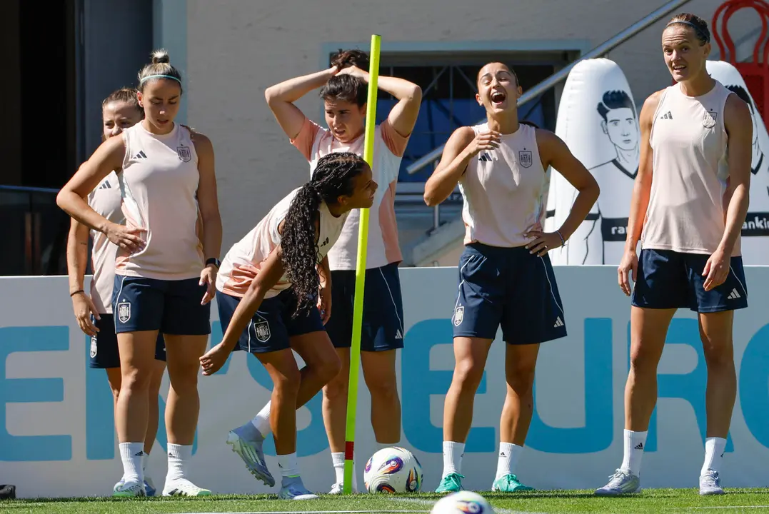Las jugadoras de la selecci&oacute;n espa&ntilde;ola de f&uacute;tbol durante el entrenamiento llevado a cabo este jueves en Lausana, para preparar el partido de cuartos de final de la Eurocopa que disputan contra la selecci&oacute;n de Suiza el pr&oacute;ximo viernes. EFE/ Ana Escobar