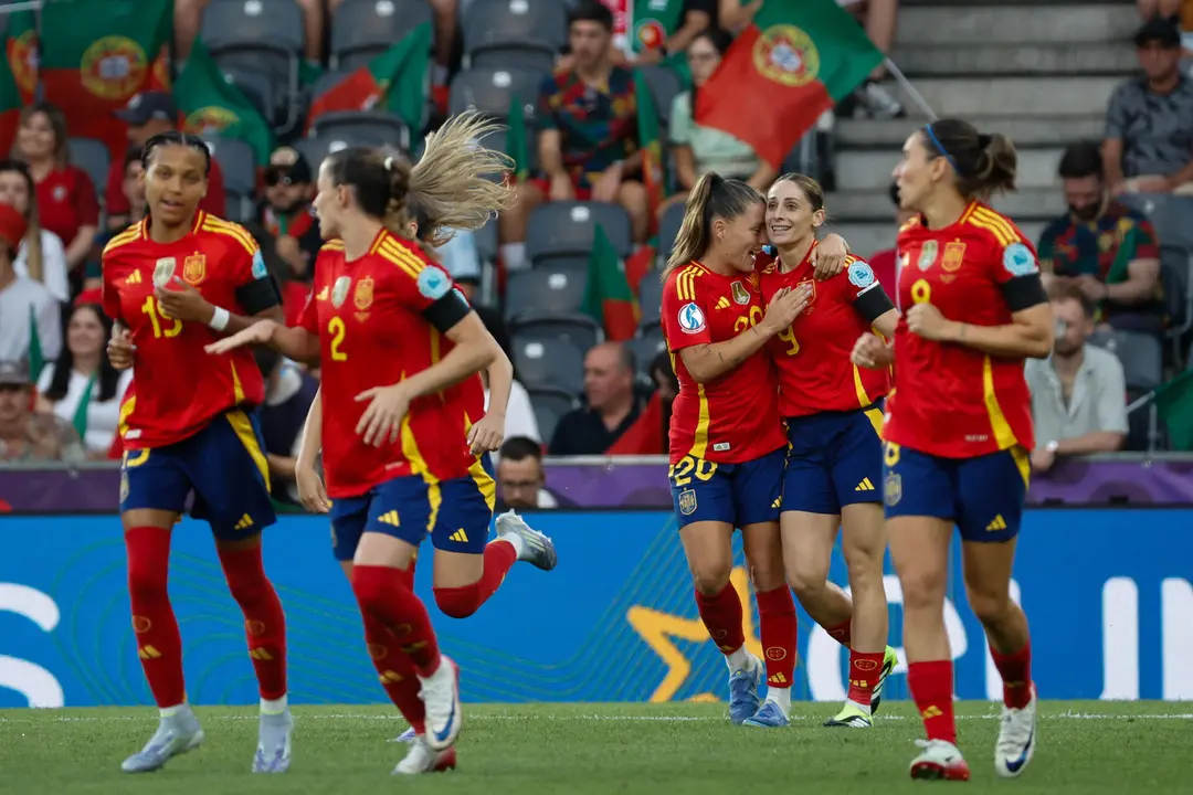 La delantera espa&ntilde;ola Esther Gonz&aacute;lez (2d) celebra tras anotar el primer gol del equipo este jueves, durante el partido del grupo B de la Eurocopa Femenina 2025, entre Portugal y Espa&ntilde;a, en el Stade de Suisse en Berna. EFE/ Ana Escobar