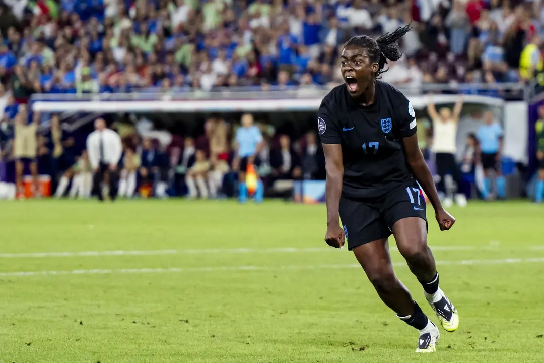 La inglesa Michelle Agyemang celebra el 1-1 en el minuto 96' durante la primera semifinal de la Eurocopa femenina que han jugado Italia e Inglaterra en Ginebra, Suiza. EFE/EPA/JEAN-CHRISTOPHE BOTT