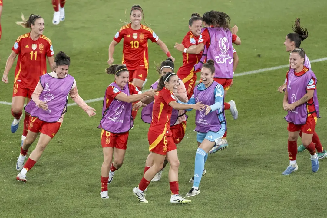 Las jugadoras de la selecci&oacute;n espa&ntilde;ola celebran el triunfo ante Alemania (1-0) en la semifinal de la Eurocopa femenina de f&uacute;tbol que se disputa en Suiza. EFE/EPA/GAETAN BALLY