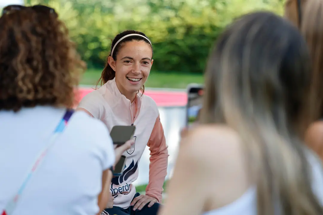 La jugadora de la selecci&oacute;n espa&ntilde;ola, Aitana Bonmat&iacute;, durante la rueda de prensa que ha ofrecido hoy jueves en Lausana, previa a la final que disputan el pr&oacute;ximo domingo frente a Inglaterra. EFE / Ana Escobar.