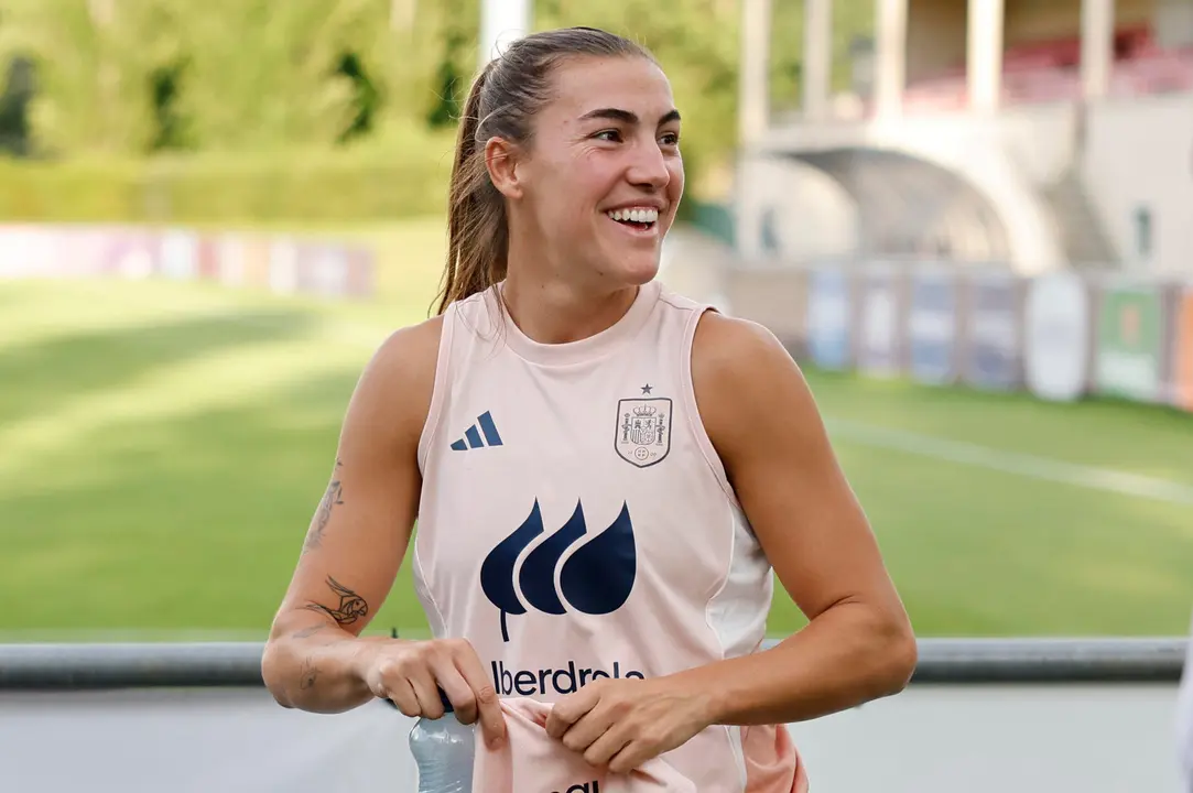 La jugadora de la selecci&oacute;n espa&ntilde;ola, Patri Guijarro, durante la rueda de prensa que ha ofrecido hoy jueves en Lausana, previa a la final que disputan el pr&oacute;ximo domingo frente a Inglaterra. EFE / Ana Escobar.