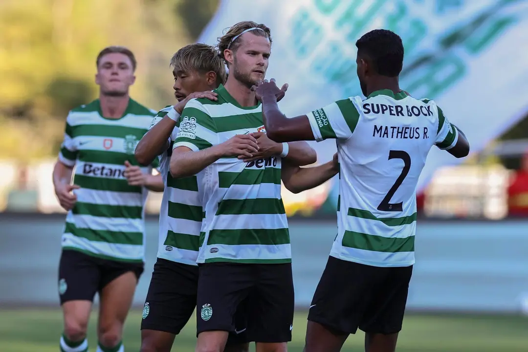 El&ntilde; jugador del Sporting Morten Hjulmand (C) celebra el 1-0 ante el Villarreal. EFE/EPA/ANTONIO COTRIM
