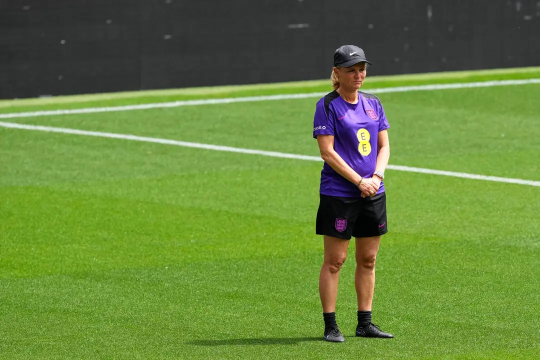Foto de archivo de la entrenadora de la selecci&oacute;n femenina de f&uacute;tbol de Inglaterra, Sarina Wiegman, durante un entrenamiento previo a un partido contra Espa&ntilde;a en la Liga de Naciones. EFE/Alejandro Garc&iacute;a