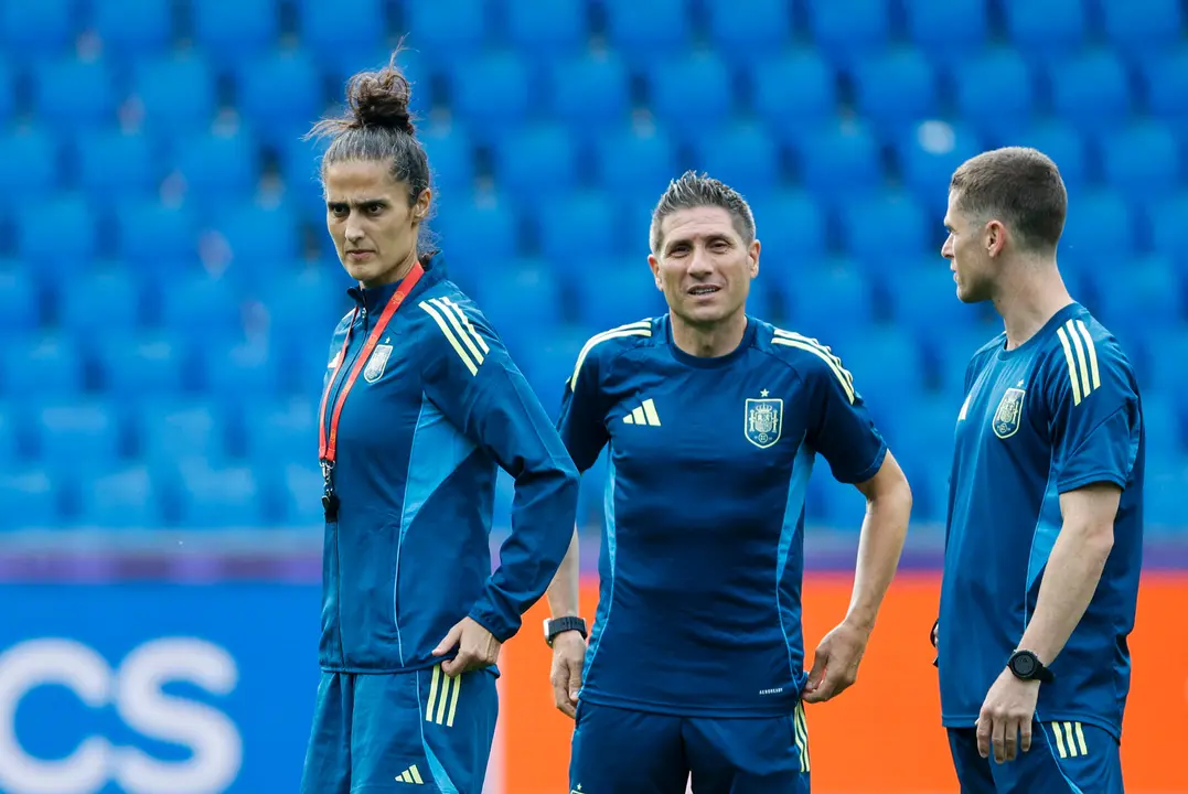 La entrenadora de la selecci&oacute;n espa&ntilde;ola, Montse Tom&eacute; (i), dirige un entrenamiento este s&aacute;bado, en el St. Jakob Park de Basilea (Suiza), previo al partido de final de la Eurocopa Femenina 2025 que disputan Espa&ntilde;a e Inglaterra. EFE/ Ana Escobar