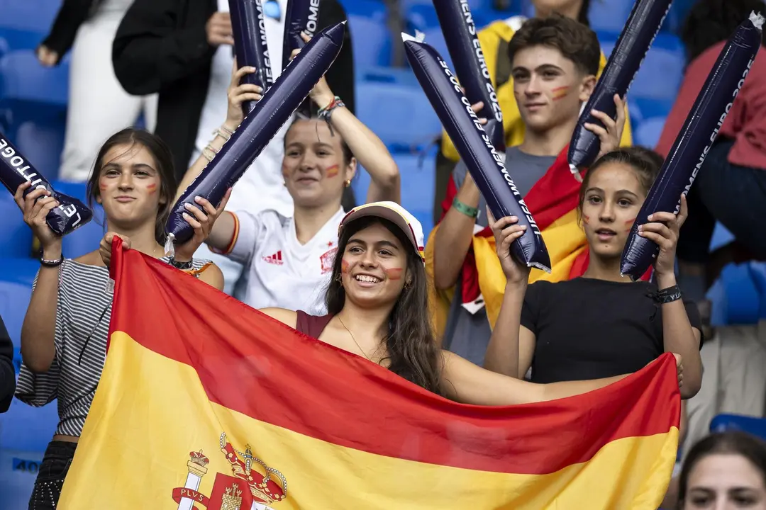 Hinchas espa&ntilde;olas en la final de la UEFA Women EURO 2025 entre Espa&ntilde;a e Inglaterra en Basilea, Suiza. EFE/EPA/GEORGIOS KEFALAS