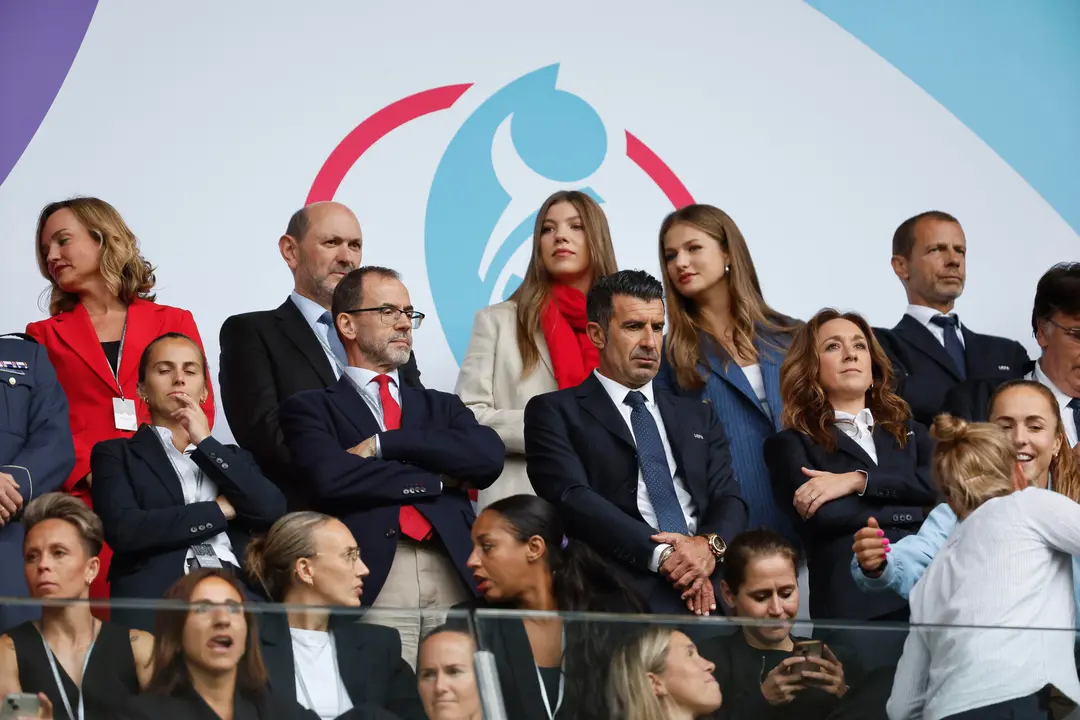 La princesa Leonor y la infanta Sofia, acompa&ntilde;adas por el presidente de la Federaci&oacute;n Espa&ntilde;ola de F&uacute;tbol, Rafael Louz&aacute;n (2i), en el palco de autoridades antes del inicio del encuentro correspondiente a la final de la Eurocopa Femenina 2025 que disputan este domingo Espa&ntilde;a e Inglaterra en el St. Jakob Park de Basilea (Suiza). EFE/ Ana Escobar.
