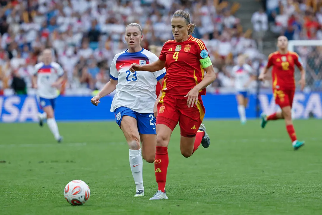 La defensora de Espa&ntilde;a, Irene Paredes (d), persigue el bal&oacute;n ante la delantera de Inglaterra, Alessia Russo, durante el encuentro correspondiente a la final de la Eurocopa Femenina 2025 que disputaron este domingo Espa&ntilde;a e Inglaterra en el St. Jakob Park de Basilea (Suiza). EFE/ Ana Escobar.