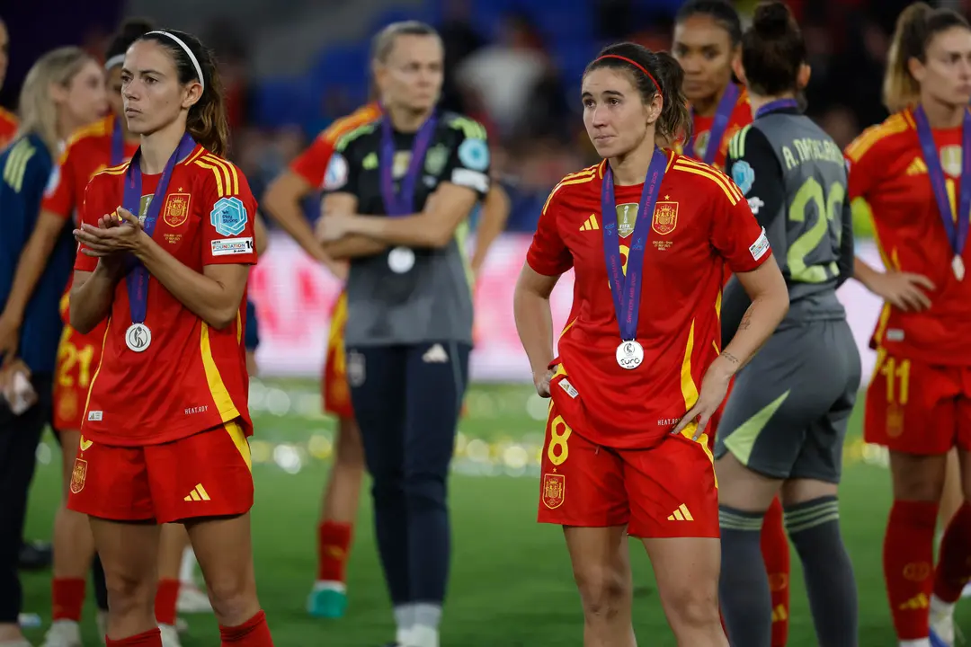 Las jugadoras de la selecci&oacute;n espa&ntilde;ola Mariona Caldentey (d) y Aitana Bonmat&iacute; (i) tras recibir la medalla de subcampeonas de la final de la Eurocopa Femenina 2025 que disputaron frente a Inglaterra en el St. Jakob Park de Basilea (Suiza). EFE/ Ana Escobar.