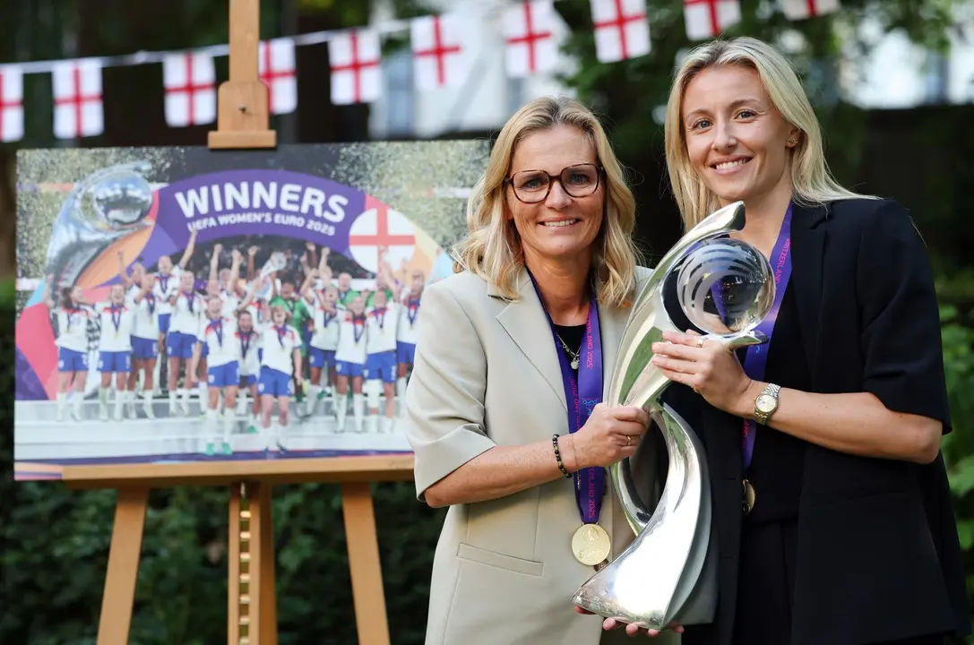 Sarina Wiegman (i) y Leah Williamson. EFE/EPA/ANDY RAIN / POOL
