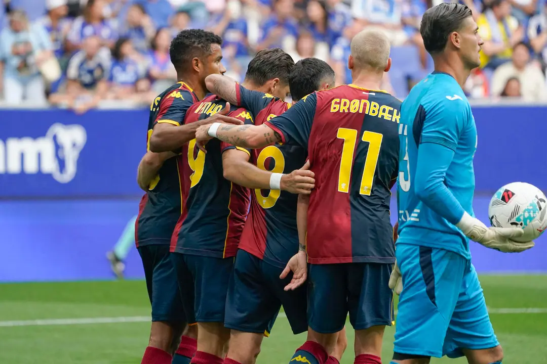 El delantero del G&eacute;nova Vitinha (2i) celebra junto a sus compa&ntilde;eros tras anotar ante el Villarreal durante un encuentro en uno de los actos del centenario del Real Oviedo. El Real Oviedo celebrar&aacute; esta tarde en el Carlos Tartiere uno de los actos de su centenario, que se cumple el a&ntilde;o que viene, en el que los azules disputar&aacute;n un triangular ante dos equipos de m&aacute;xima categor&iacute;a como Villarreal y G&eacute;nova y en el que se homenajear&aacute; al capit&aacute;n Santi Cazorla. Los actos arrancar&aacute;n a las 19:00 horas en el Carlos Tartiere y se disputar&aacute;n tres partidos de 45 minutos cada uno: el primero ser&aacute; el Villarreal-G&eacute;nova, el segundo el Real Oviedo-G&eacute;nova y el tercero el Real Oviedo-Villarreal, partido que tambi&eacute;n se dar&aacute; en La Cer&aacute;mica en la jornada inaugural de la primera divisi&oacute;n. EFE/ Paco Paredes