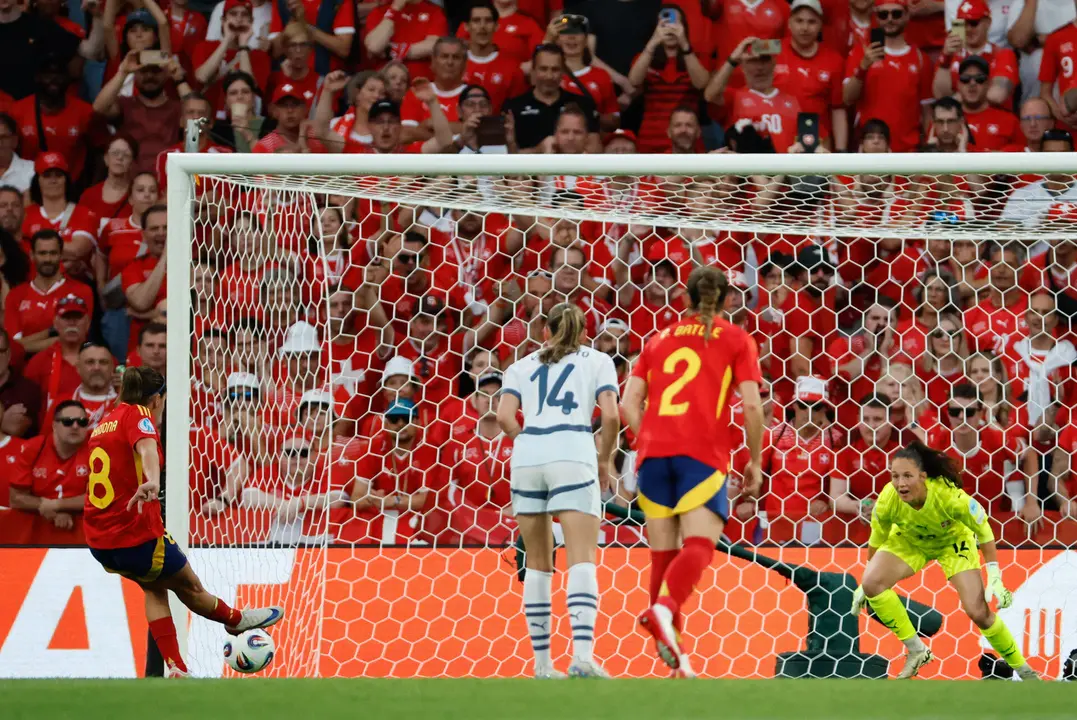 La delantera espa&ntilde;ola Mariona Caldentey lanza un penalti que va fuera de la porter&iacute;a durante el partido de cuartos de final de la Eurocopa 2025 que Suiza y Espa&ntilde;a disputaron en el estadio de Wankdorf, en Berna (Suiza). EFE/Ana Escobar