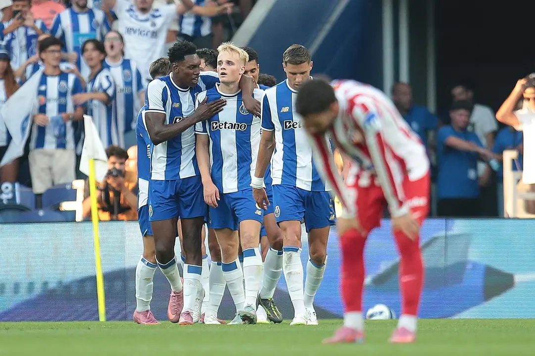 Los jugadores del Oporto celebran el gol de iVictor Froholdt contra el Atl&eacute;tico de Madrid. EFE/EPA/MANUEL FERNANDO ARAUJO