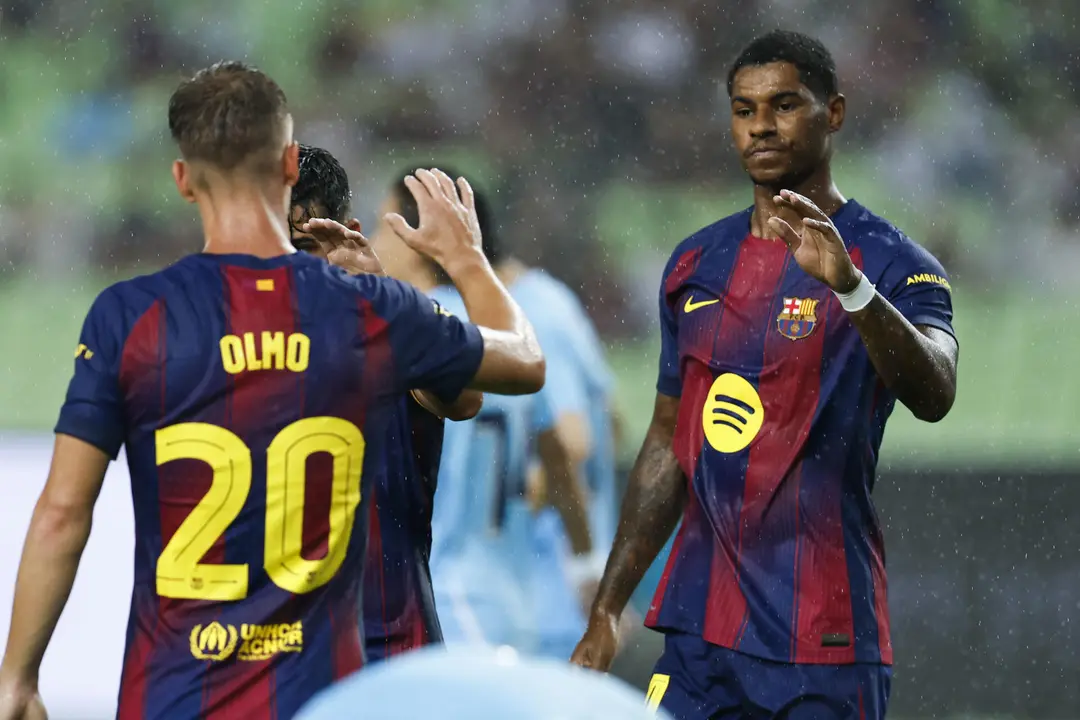 El jugador del Barcelona Marcus Rashford (d) celebra con su compa&ntilde;ero Dani Olomo tras anotar un gol durante el partido amistoso que su equipo ha disputado frente al Daegu coreano, el tercer partido de la pretemporada del equipo azulgrana, este lunes en Se&uacute;l. EFE/ Jeon Heon-kyun