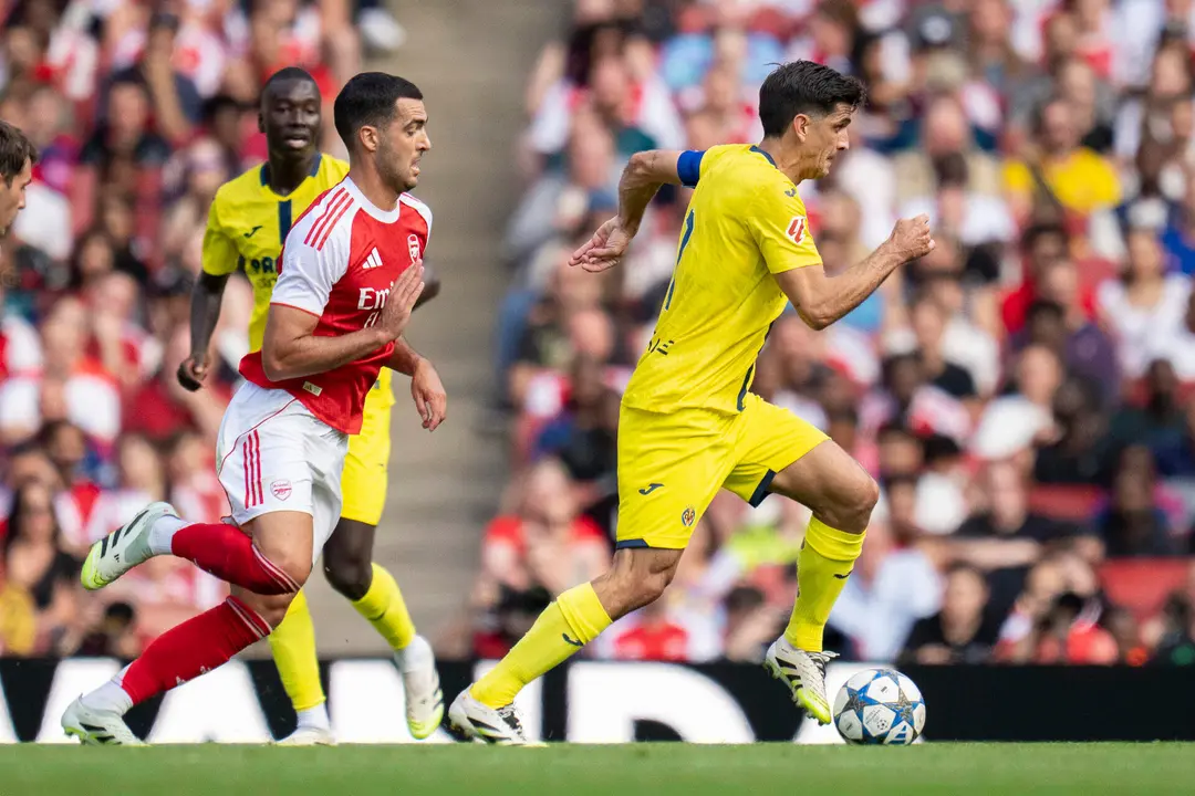 El centrocampista del Villarreal Gerard Moreno (d) se escapa de Mikel Merino, del Arsenal, durante el partido amistoso jugado hoy mi&eacute;rcoles en Londres. El Villarreal amarg&oacute; la fiesta del Arsenal, que disput&oacute; su primer partido de pretemporada en su estadio, al conquistar el Emirates Arena por 2-3 gracias a los tantos de Pep&eacute; y de Gueye en la primera mitad y de Danjuma en la segunda. EFE/Villarreal CF/Pau Bellido S&Oacute;LO USO EDITORIAL/S&Oacute;LO DISPONIBLE PARA ILUSTRAR LA NOTICIA QUE ACOMPA&Ntilde;A (CR&Eacute;DITO OBLIGATORIO)