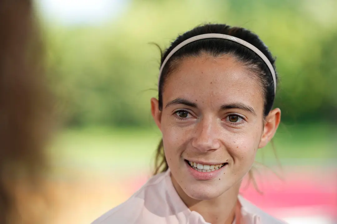 La jugadora de la selecci&oacute;n espa&ntilde;ola, Aitana Bonmat&iacute;, durante la rueda de prensa que ha ofrecido hoy jueves en Lausana, previa a la final que disputan el pr&oacute;ximo domingo frente a Inglaterra. EFE / Ana Escobar.