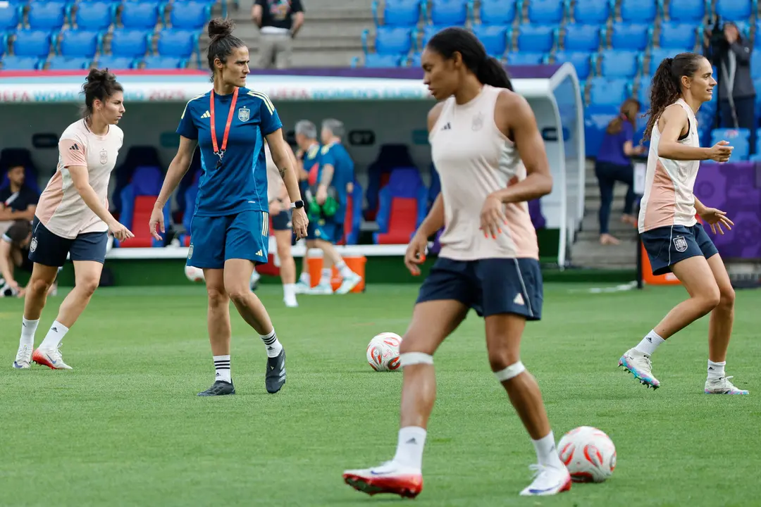 BASILEA (SUIZA), 26/07/2025.- La entrenadora de la selecci&oacute;n espa&ntilde;ola, Montse Tom&eacute; (2i), dirige un entrenamiento este s&aacute;bado, en el St. Jakob Park de Basilea (Suiza), previo al partido de final de la Eurocopa Femenina 2025 que disputan Espa&ntilde;a e Inglaterra. EFE/ Ana Escobar