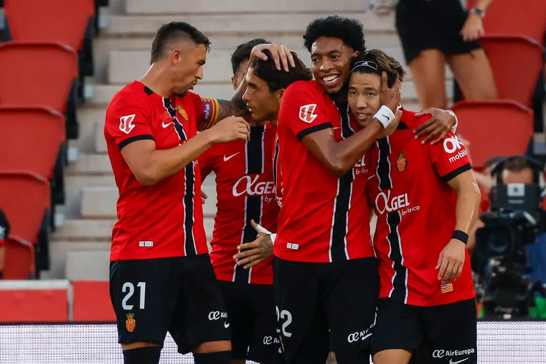 El delantero japon&eacute;s del Mallorca Takuma Asano (d) celebra el primer gol de su equipo durante el partido del Trofeo Ciudad de Palma entre el Mallorca y el Hamburgo, este s&aacute;bado en Palma. EFE/CATI CLADERA