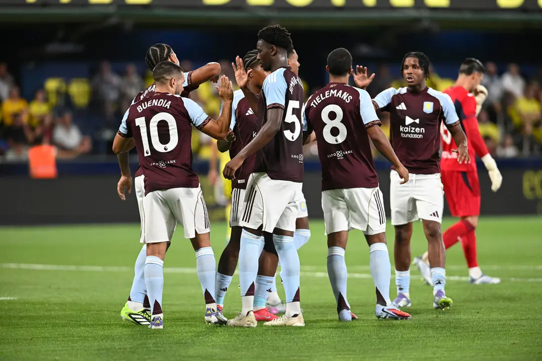 El centrocampista argentino del Aston Villa Emiliano Buend&iacute;a (i) celebra su gol con sus compa&ntilde;eros durante el partido del Trofeo de la Cer&aacute;mica que Villarreal CF y Aston Villa juegan este domingo en el estadio de La Cer&aacute;mica, en Villarreal. EFE/Andreu Esteban