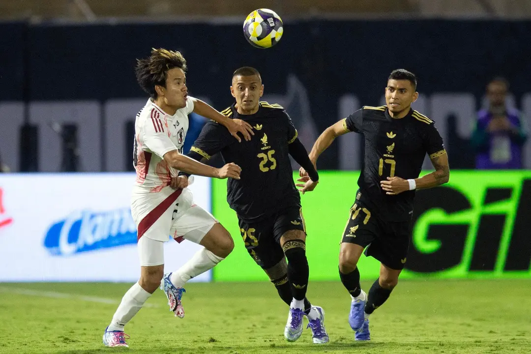El centrocampista de Jap&oacute;n Takefusa Kubo (I) lucha por la posesi&oacute;n con el delantero de M&eacute;xico Roberto Alvarado (C) y el centrocampista Orbelin Pineda (D) durante la segunda mitad del partido amistoso de f&uacute;tbol entre Jap&oacute;n y M&eacute;xico en Oakland, California. EFE/EPA/D. ROSS CAMERON