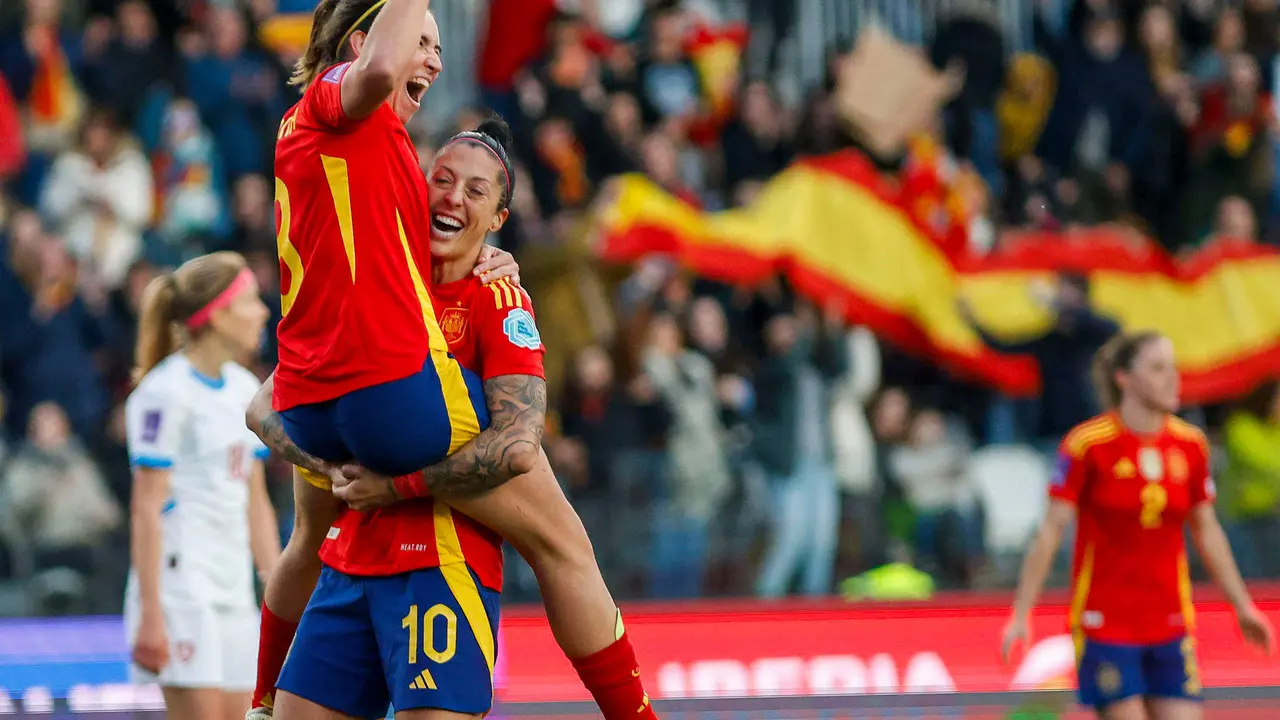 Las jugadoras espa&ntilde;olas celebran un tanto ante Rep&uacute;blica Checa durante el partido clasificatorio para la Eurocopa de 2025 entre Espa&ntilde;a y la Rep&uacute;blica Checa disputado este martes en el estadio de El Plant&iacute;o de Burgos. EFE/Santi Otero