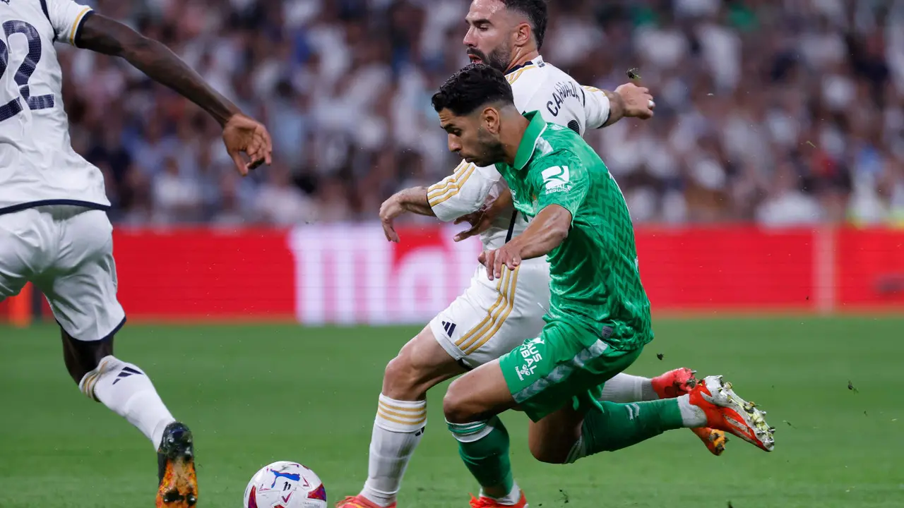 El defensa del Real Madrid Dani Carvajal (detr&aacute;s) lucha con Ayoze P&eacute;rez, del Betis, durante el partido de la jornada 38 de LaLiga que Real Madrid y Real Betis disputaron en el estadio Santiago Bernab&eacute;u, en Madrid. EFE/Javier Liz&oacute;n