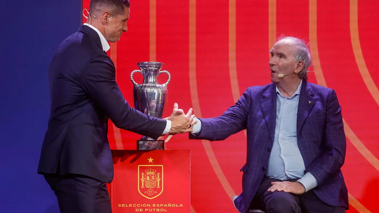 Los exfutbolistas Fernando Torres (i) y Jos&eacute; &Aacute;ngel Iribar se saludan durante la presentaci&oacute;n de la primera lista de 29 jugadores convocados para la disputa de la Eurocopa 2024, en la Ciudad del F&uacute;tbol de Las Rozas (Madrid). EFE/Fernando Alvarado