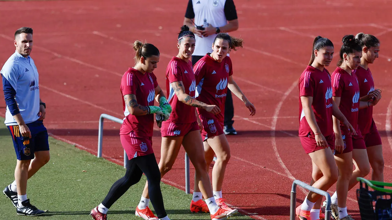 Las jugadoras de la selecci&oacute;n espa&ntilde;ola Misa Rodr&iacute;guez (2-i) y Jenni Hermoso (3-i) participan en el entrenamiento de este lunes en la Ciudad del F&uacute;tbol de Las Rozas, en Madrid, donde el equipo nacional prepara su doble partido de clasificaci&oacute;n para la Euro 2025 ante Dinamarca. EFE/ Rodrigo Jim&eacute;nez