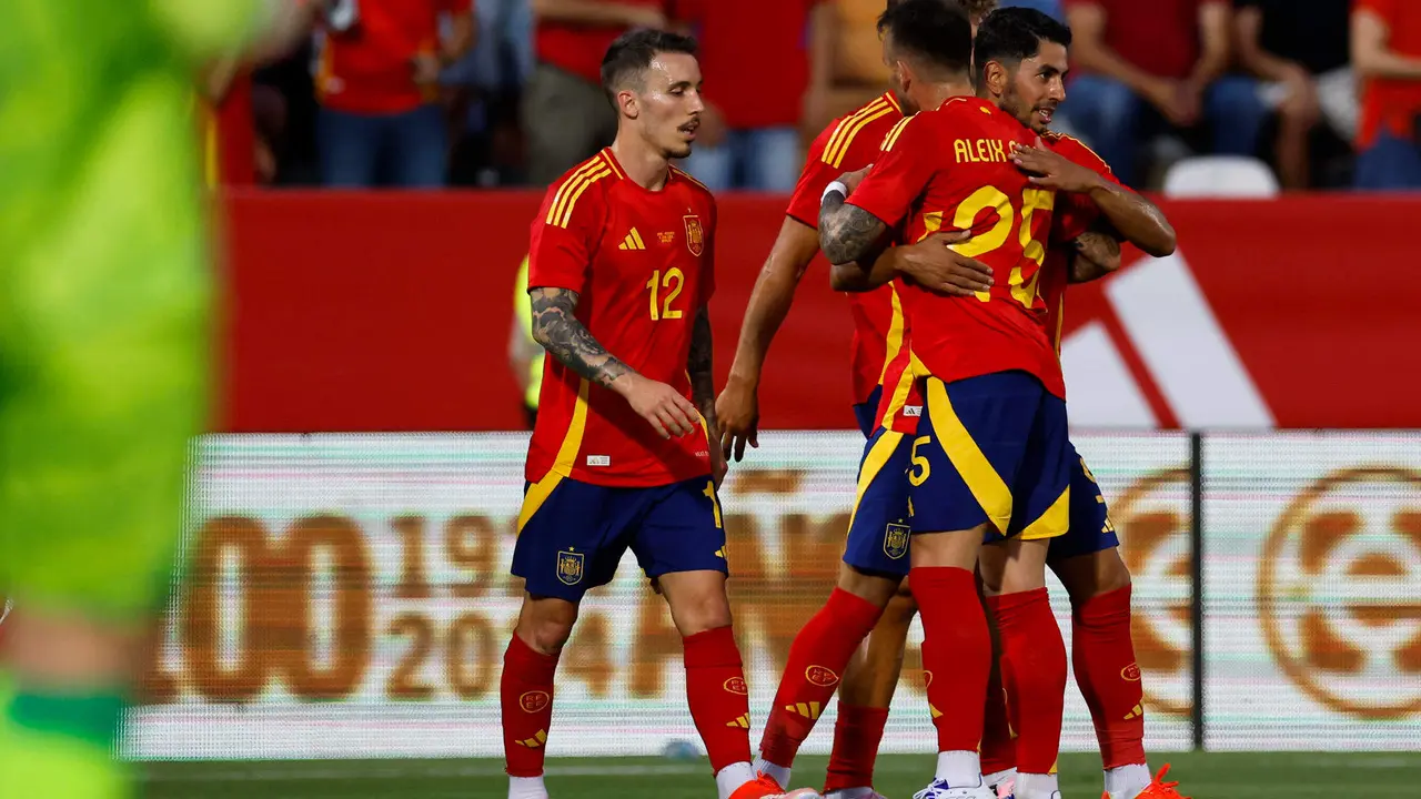 El delantero de la selecci&oacute;n espa&ntilde;ola de f&uacute;tbol Ayoze P&eacute;rez (d) celebra con sus compa&ntilde;eros tras marcar ante Andorra, durante el partido amistoso que Espa&ntilde;a y Andorra disputaron en el estadio Nuevo Vivero, en Badajoz. EFE/Julio Mu&ntilde;oz