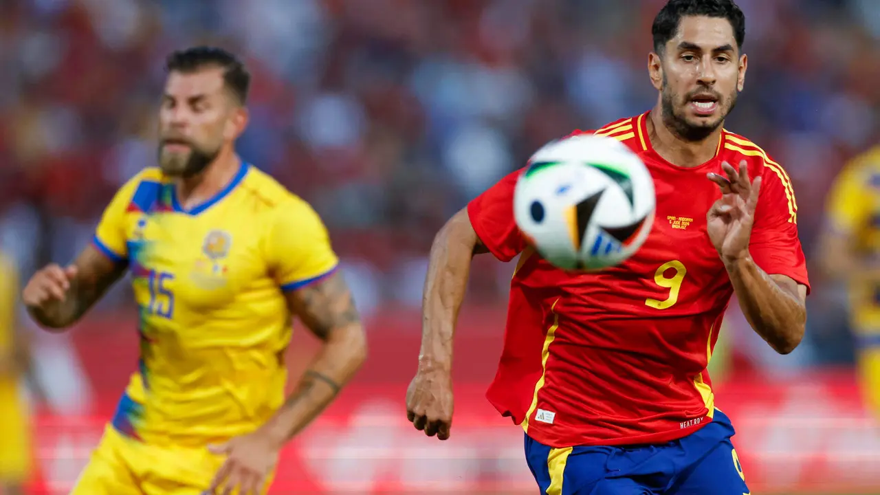 El delantero de la selecci&oacute;n espa&ntilde;ola de f&uacute;tbol Ayoze P&eacute;rez (d) juega un bal&oacute;n ante el andorrano Mois&eacute;s San Nicol&aacute;s, durante el partido amistoso que Espa&ntilde;a y Andorra disputan este mi&eacute;rcoles en el estadio Nuevo Vivero, en Badajoz. EFE/Julio Mu&ntilde;oz