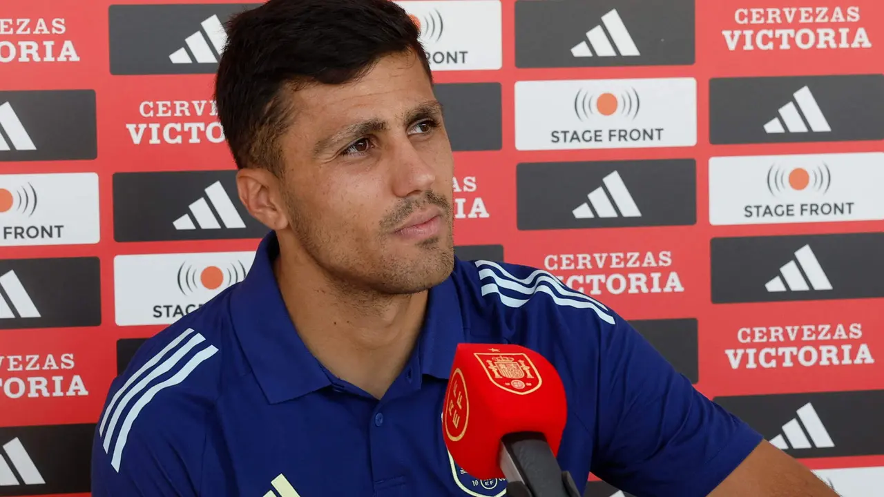 El centrocampista del Manchester City Rodri Hern&aacute;ndez atiende a la prensa durante el d&iacute;a abierto a los medios de la selecci&oacute;n espa&ntilde;ola. EFE/ J.J. Guill&eacute;n