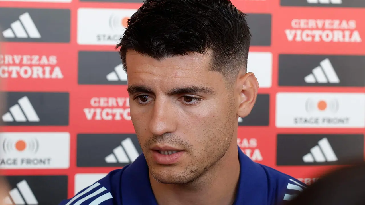 El delantero del Atl&eacute;tico de Madrid &Aacute;lvaro Morata atiende a la prensa durante el d&iacute;a de medios de la selecci&oacute;n espa&ntilde;ola de f&uacute;tbol, que prepara su participaci&oacute;n en la Eurocopa. EFE/ J.J. Guill&eacute;n