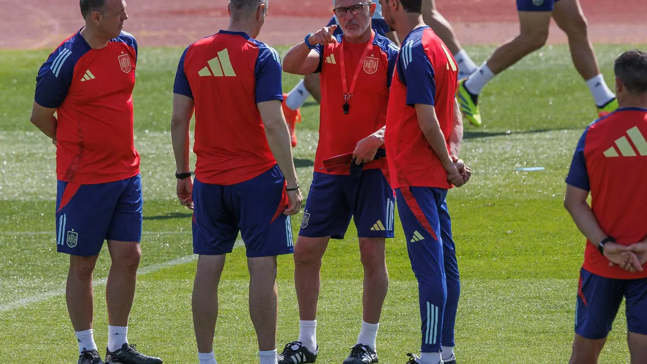 El seleccionador nacional Luis de la Fuente (c) durante el entrenamiento que el combinado nacional ha llevado a cabo este martes en la Ciudad del Futbol de las Rozas, en Madrid, para preparar su partido amistoso de ma&ntilde;ana ante Andorra. EFE/Rodrigo Jim&eacute;nez