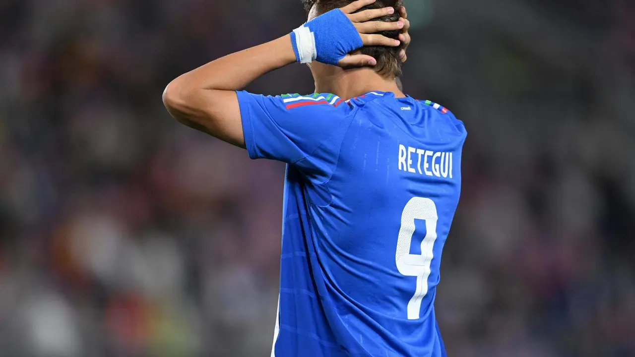 El italiano Matteo Retegui se lamenta durante el partido amistosos jugado por Italia y Turqu&iacute;a en Bolonia, Italia.EFE/EPA/CLAUDIO GIOVANNINI