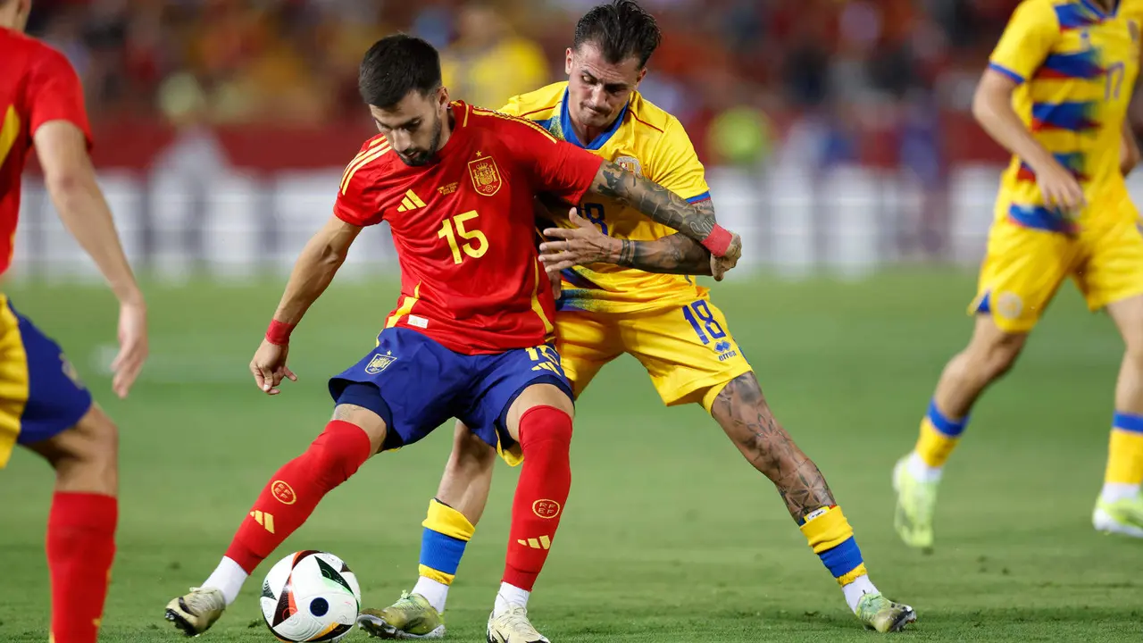 El centrocampista de la selecci&oacute;n espa&ntilde;ola de f&uacute;tbol &Aacute;lex Baena (i) protege un bal&oacute;n ante el andorrano Jes&uacute;s Rubio, durante el partido amistoso que Espa&ntilde;a y Andorra disputan este mi&eacute;rcoles en el estadio Nuevo Vivero, en Badajoz. EFE/Julio Mu&ntilde;oz