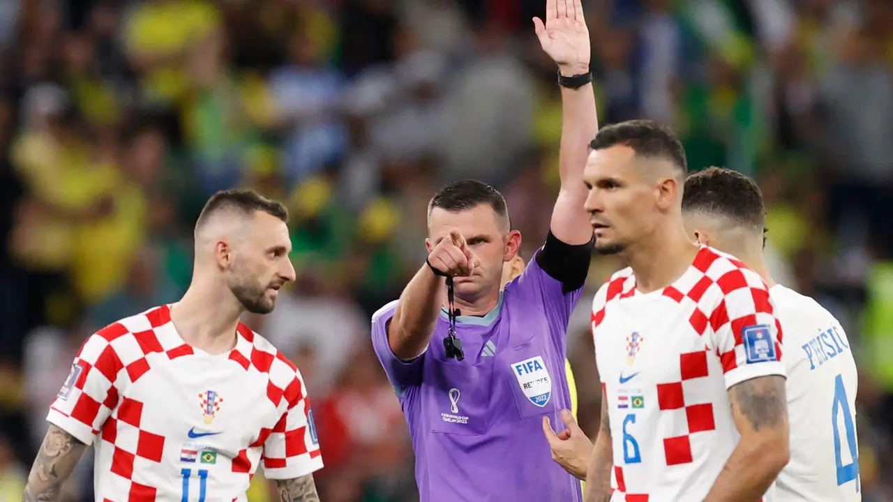 El &aacute;rbitro ingl&eacute;s Michael Oliver (c) durante el partido de los cuartos de final del Mundial de Qatar 2022 entre Croacia y Brasil, en el estadio Ciudad de la Educaci&oacute;n en Ray&aacute;n (Catar) EFE/ Esteban Biba
