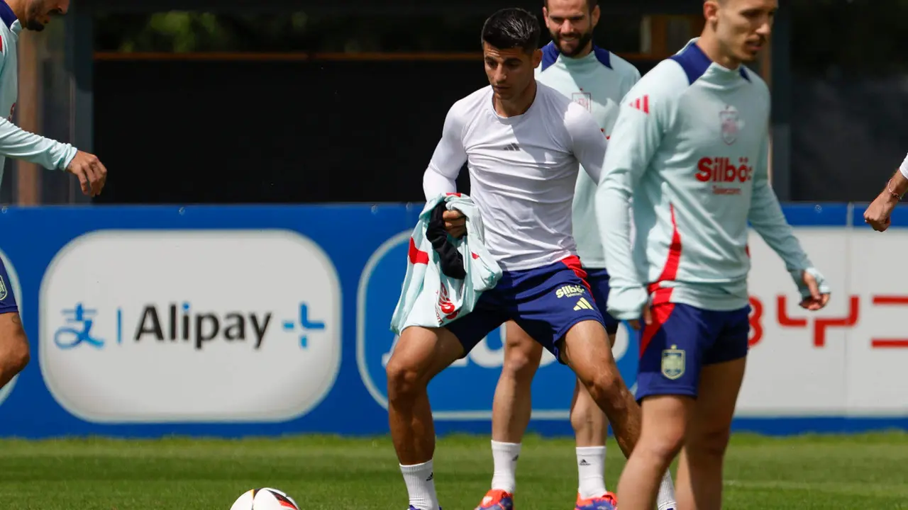 El delantero de la selecci&oacute;n espa&ntilde;ola &Aacute;lvaro Morata (c) durante el entrenamiento celebrado este jueves en la localidad alemana de Donaueschingen. Espa&ntilde;a se enfrentar&aacute; a Croacia el pr&oacute;ximo 15 de Junio en el partido de la Eurocopa que disputar&aacute;n en el estadio Olympiastadion. EFE/ JJ Guill&eacute;n