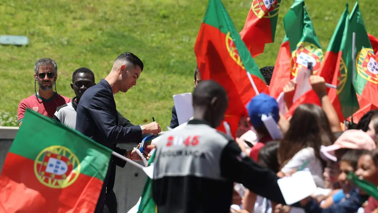 Cristiano Ronaldo firma aut&oacute;grafos en Oeiras. La selecci&oacute;n de Portugal parti&oacute; hoy hacia Alemania para disputar las Eurocopa. EFE/EPA/TIAGO PETINGA