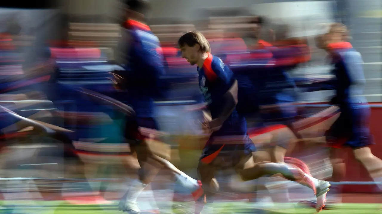 El jugador croata Luka Modric realiza ejercicios junto a sus compa&ntilde;eros durante el entrenamiento de su selecci&oacute;n en Neuruppin (Alemania). EFE/Alberto Estevez