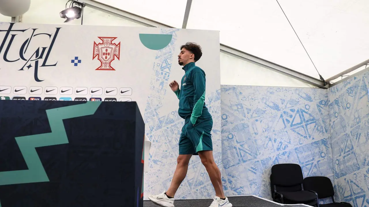 Vitor Machado, 'Vitinha', centrocampista de la selecci&oacute;n de Portugal, durante la rueda de prensa de este viernes en destac&oacute; este viernes Harsewinkel. EFE/EPA/MIGUEL A. LOPES
